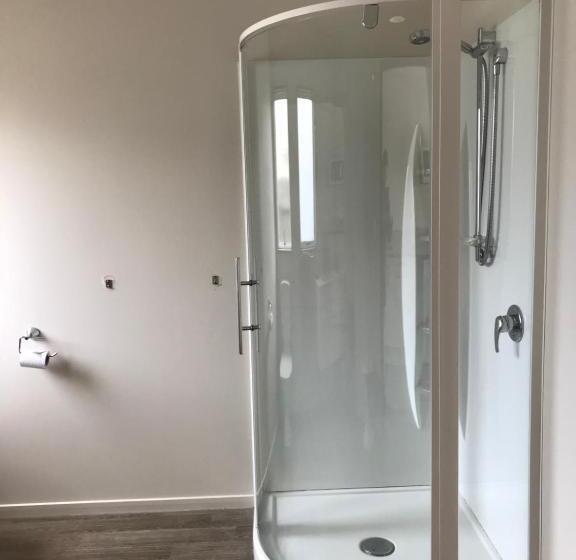 استودیوی استاندارد, Jade Court Motel