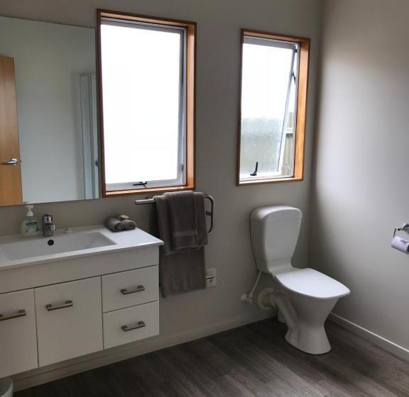 استودیوی استاندارد, Jade Court Motel