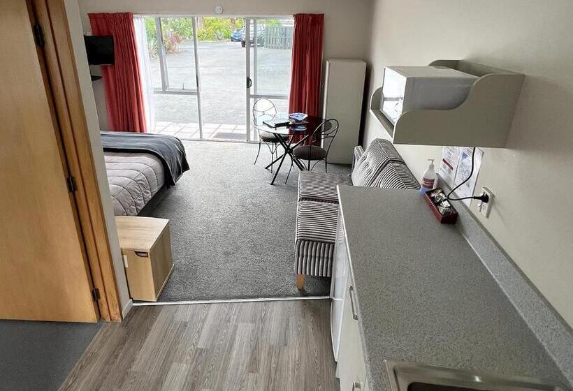 استودیوی استاندارد, Jade Court Motel