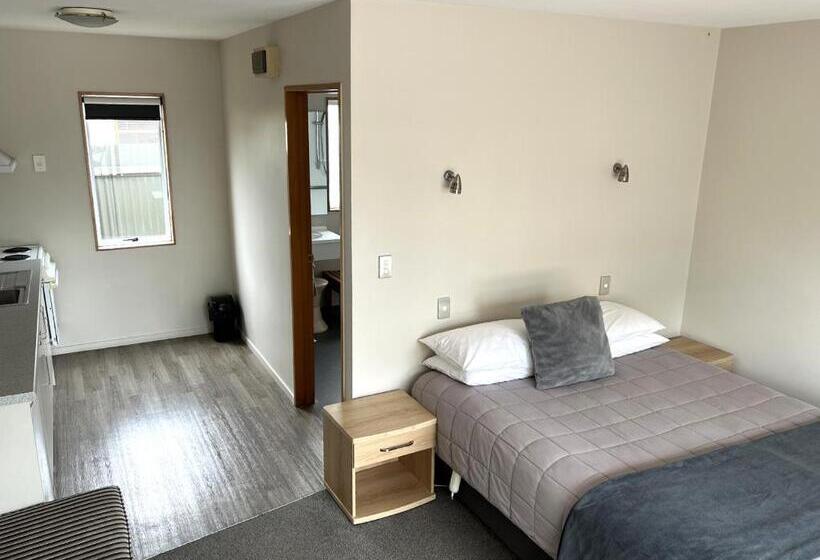 استودیوی استاندارد, Jade Court Motel