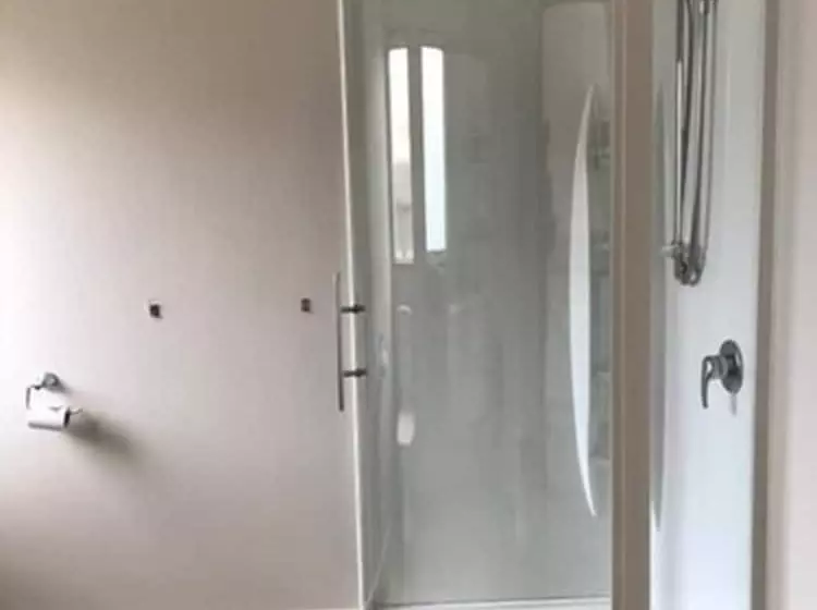 استودیوی استاندارد, Jade Court Motel
