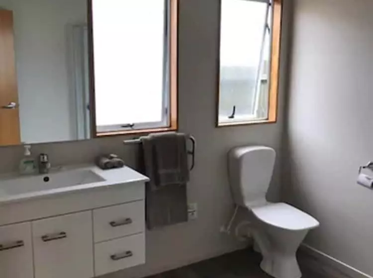 استودیوی استاندارد, Jade Court Motel