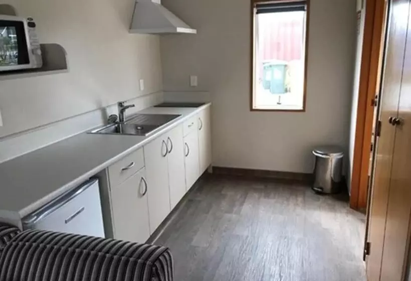 استودیوی استاندارد, Jade Court Motel