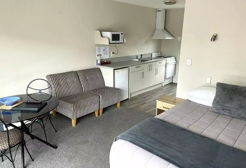 استودیوی استاندارد, Jade Court Motel