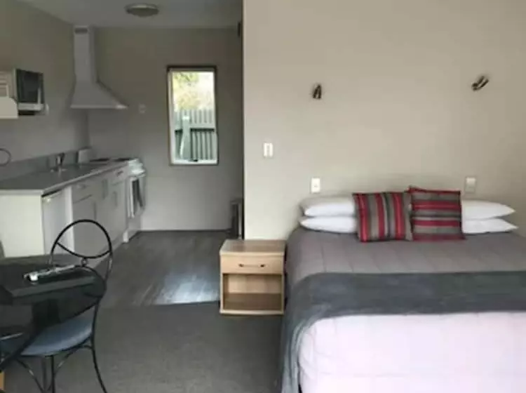 استودیوی استاندارد, Jade Court Motel