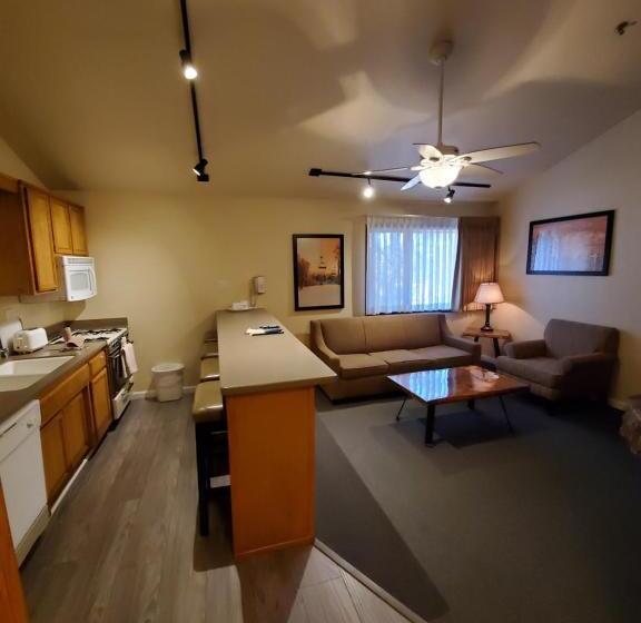 Suite, Getaways At Snow Lake Lodge