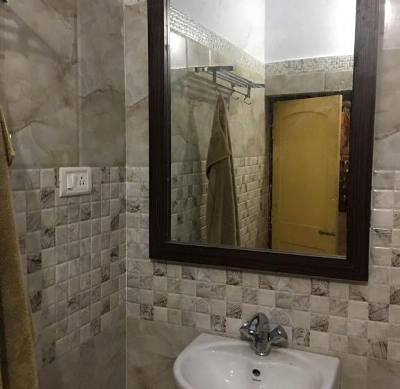 اتاق استاندارد چهار تخته, Vajrabodhi Guest House