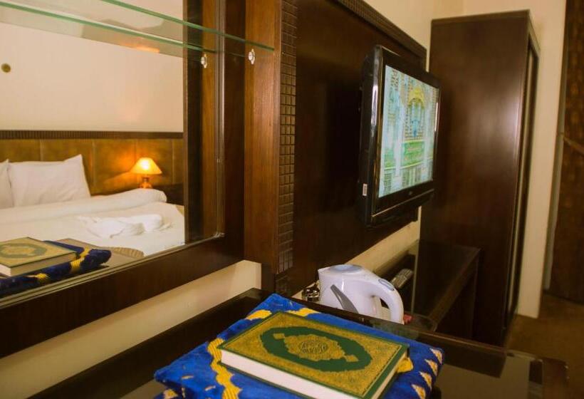 חדר סטנדרט לשלושה, Al Zahra