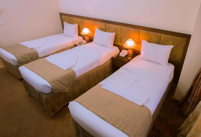 חדר סטנדרט לשלושה, Al Zahra