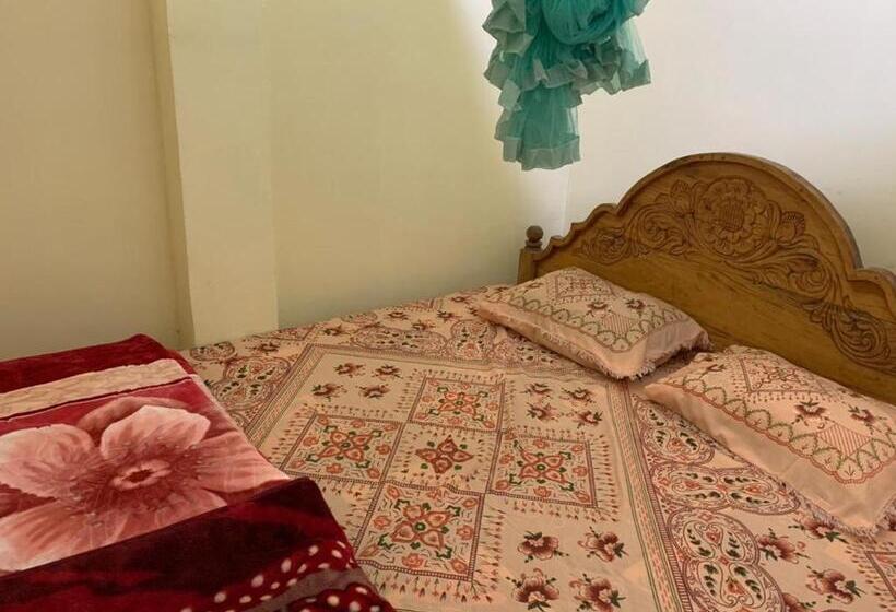 デラックスルーム, Hello Super Hostel