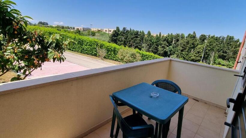 דירת חדר, Catona House