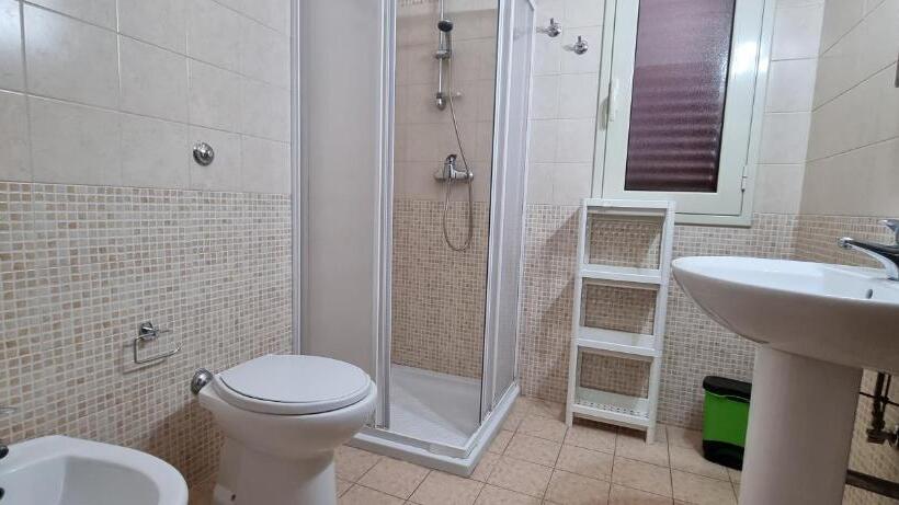 דירת חדר, Catona House