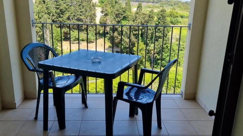 דירת שני חדרים, Catona House