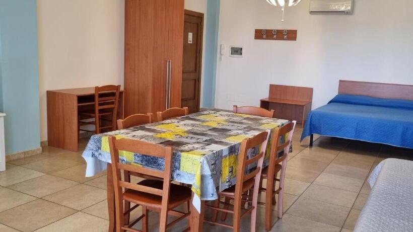 דירת שני חדרים, Catona House