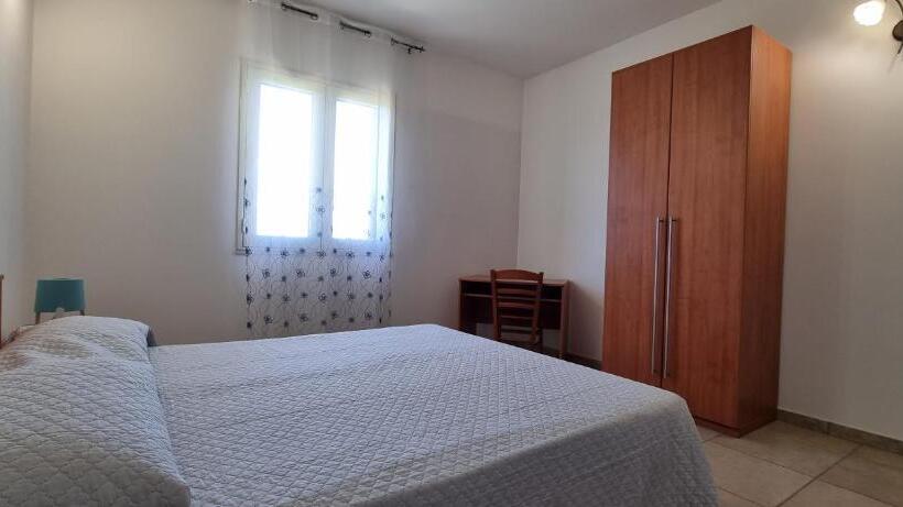 דירת שני חדרים, Catona House