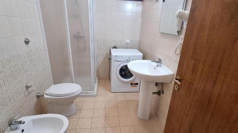 דירת שלושה חדרים, Catona House