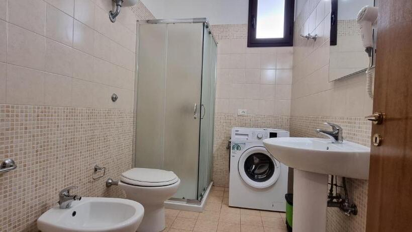 דירת שלושה חדרים, Catona House