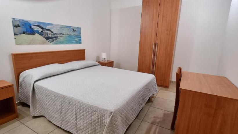 דירת שלושה חדרים, Catona House