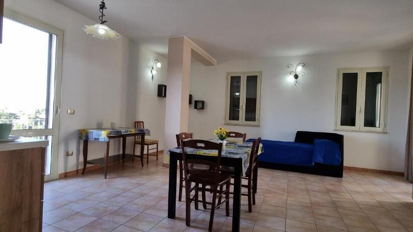 דירת חדר נוף לים, Catona House