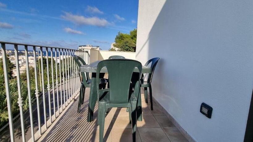 דירת חדר נוף לים, Catona House