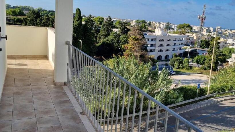 דירת חדר נוף לים, Catona House