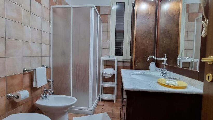 דירת חדר נוף לים, Catona House