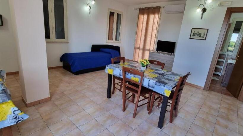 דירת חדר נוף לים, Catona House