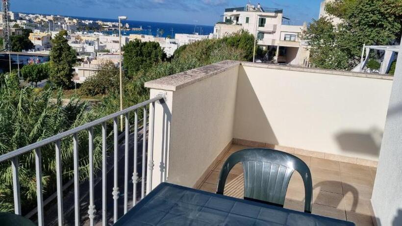 דירת חדר נוף לים, Catona House