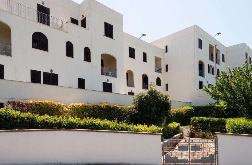 דירה בת חדר שינה 1 עם מרפסת, Catona House