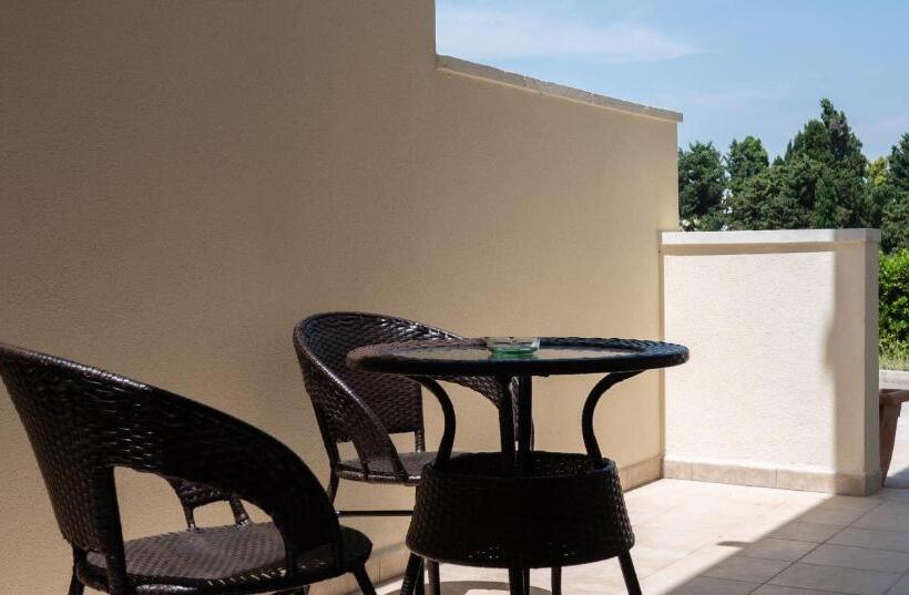 דירה בת חדר שינה 1 עם מרפסת, Catona House