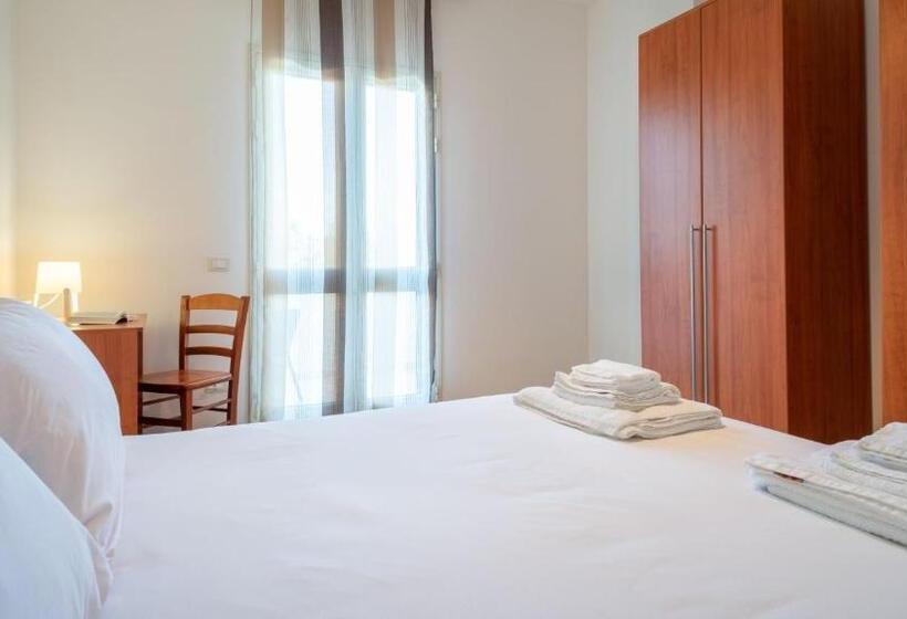 דירה בת חדר שינה 1 עם מרפסת, Catona House