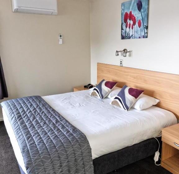 Studio Standard, Arcadia Motel