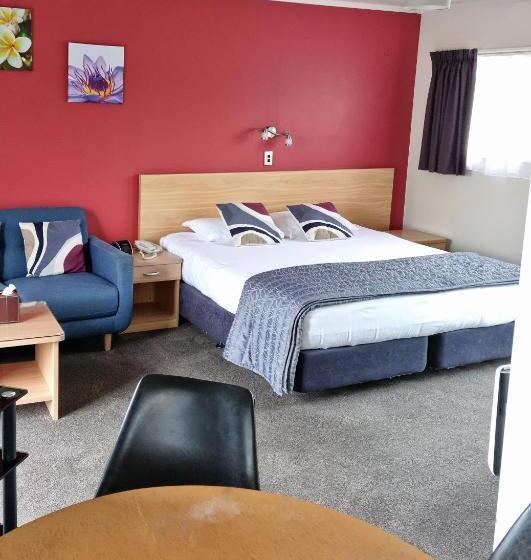 Studio Standard, Arcadia Motel