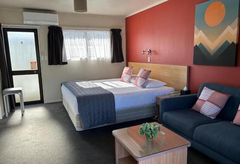 Studio Standard, Arcadia Motel