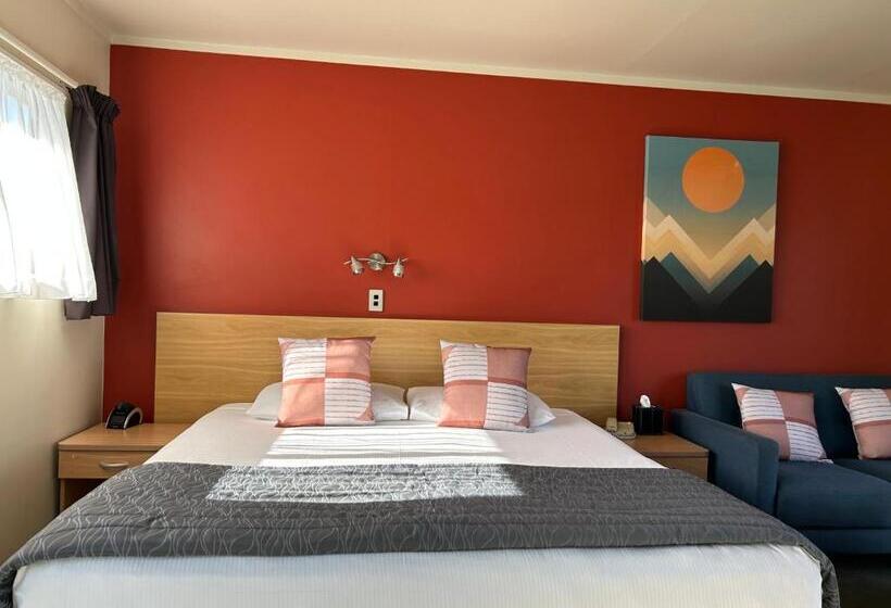Studio Standard, Arcadia Motel