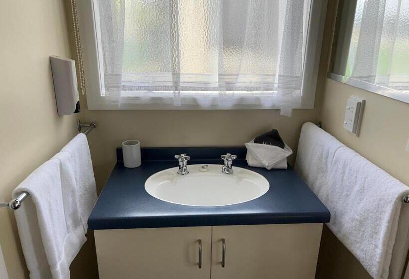 Studio Standard, Arcadia Motel