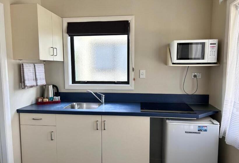 Studio Standard, Arcadia Motel