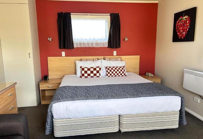 Studio Standard, Arcadia Motel