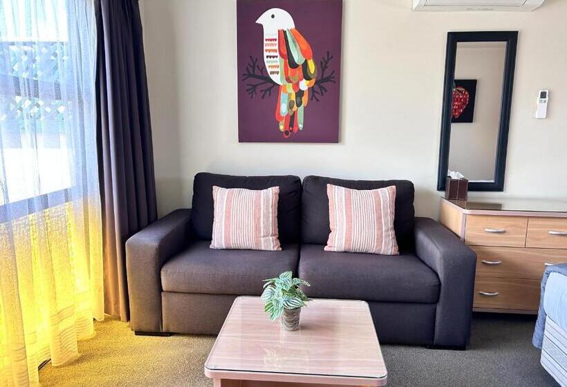 Studio Standard, Arcadia Motel