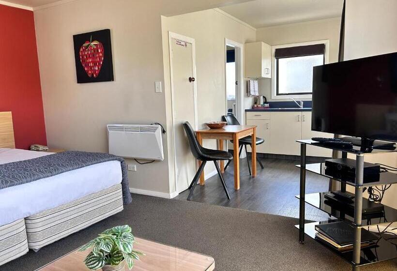 Studio Standard, Arcadia Motel