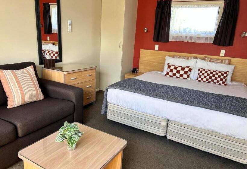 Studio Standard, Arcadia Motel