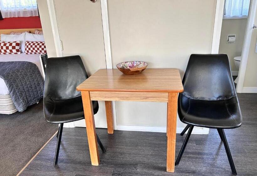 Studio Standard, Arcadia Motel