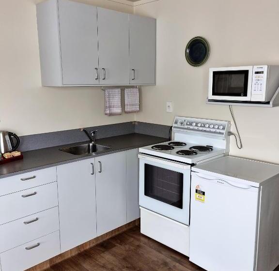 Studio Standard, Arcadia Motel