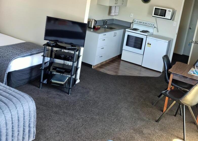 Studio Standard, Arcadia Motel