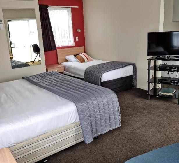 Studio Standard, Arcadia Motel