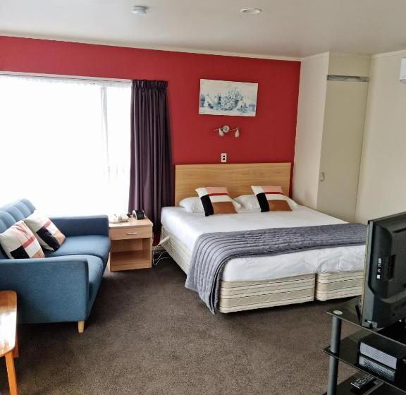 Studio Standard, Arcadia Motel