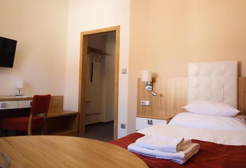 标准单人间, Astoria