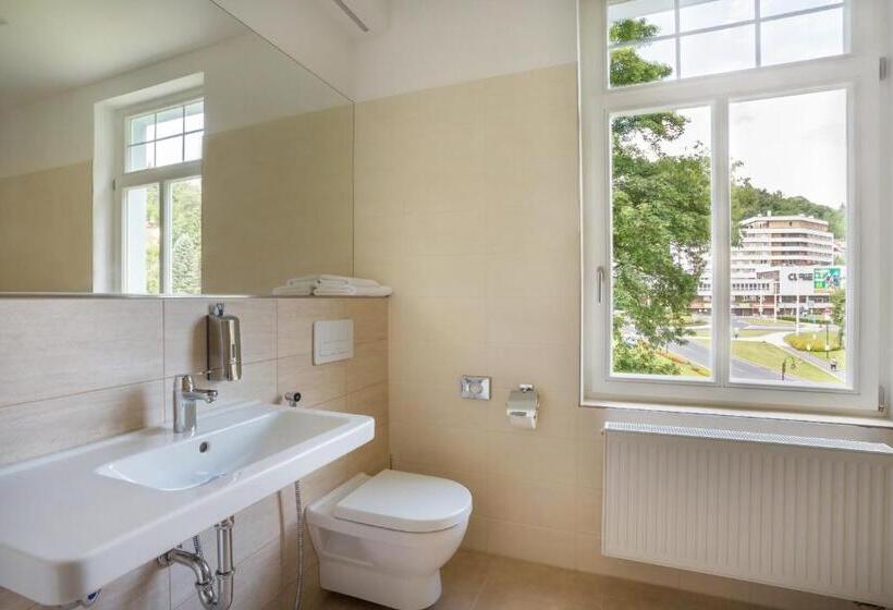 Suite, Astoria