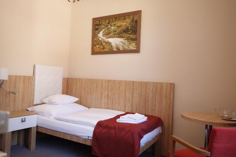 标准单人间, Astoria