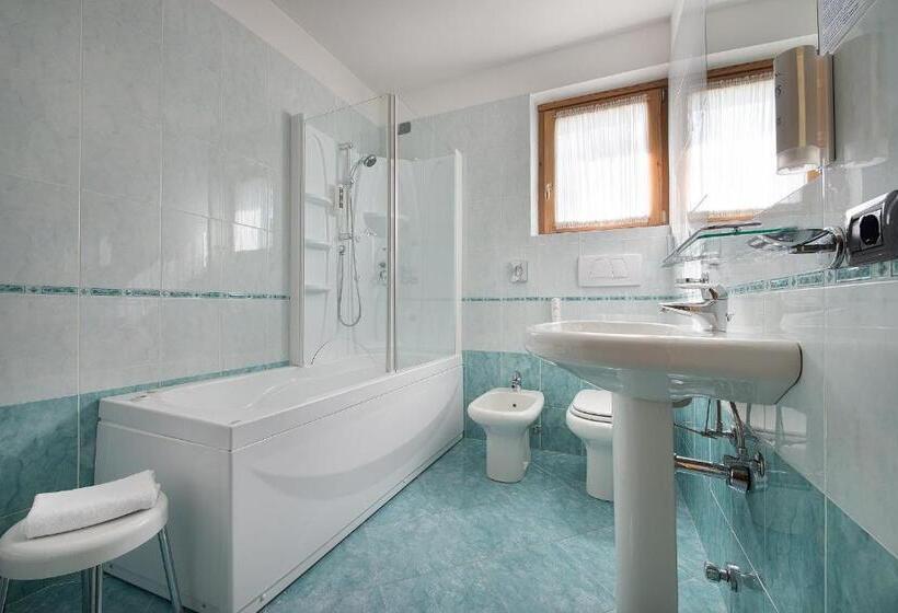 غرفة قياسية مطلة على الجبل, Interalpen